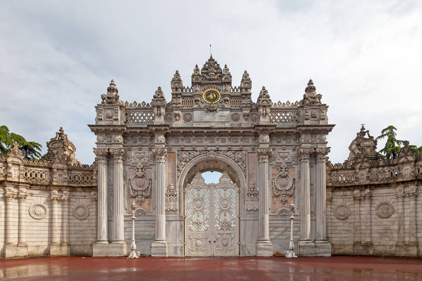 Istanbul, Turkey - May 11 2019: The Gate of the Treasury is one of the gates of Dolmabahce Palace. - Foto, Imagem