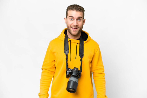 Νεαρός φωτογράφος πάνω από απομονωμένο λευκό φόντο με έκφραση έκπληξη προσώπου - Φωτογραφία, εικόνα