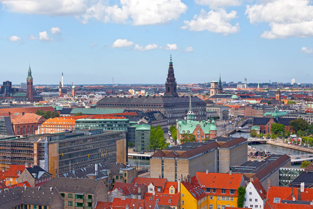 デンマーク・コペンハーゲン- 2019年6月28日:多くのランドマークを持つ都市の空中ビュー:コペンハーゲン市庁舎、クリスチャンボーグ宮殿、ボルセン、聖霊教会、コペンハーゲン大聖堂、サンクト・ペトリ教会 - 写真・画像