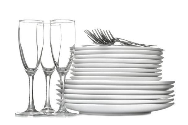 Een stapel van gerechten. Serviesgoed. platen, waterkoker en cup op een afgelegen witte achtergrond. Close-up - Foto, afbeelding