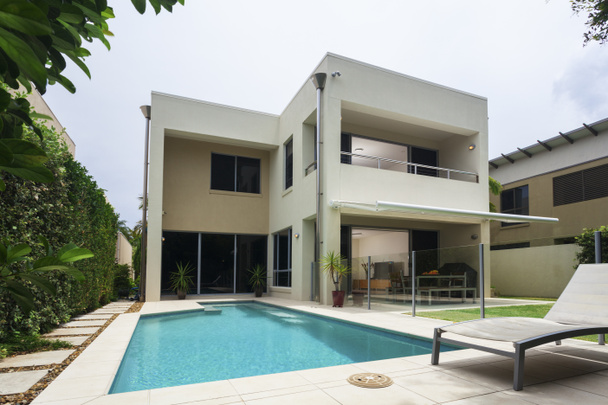 Villa moderna con piscina
 - Foto, immagini