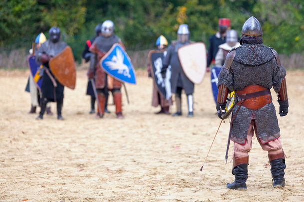 Männer, die sich während des jährlichen Mittelalterfestes als Ritter verkleiden. Im Herbst finden in vielen mittelalterlichen Städten Frankreichs Feste statt, bei denen sich die Menschen als Ritter, Mönche, Bauern... des Mittelalters verkleiden können.. - Foto, Bild
