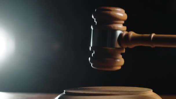 Крупный план судьи Хаммера в замедленной съемке  - Кадры, видео