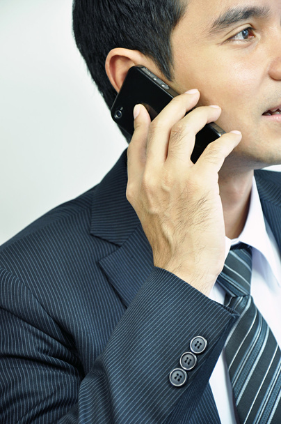 azjatycki biznesmen rozmowy na telefon komórkowy  - Zdjęcie, obraz
