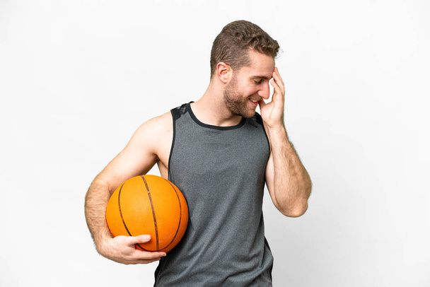 Красивий молодий чоловік грає в баскетбол над ізольованим білим тлом сміється
 - Фото, зображення