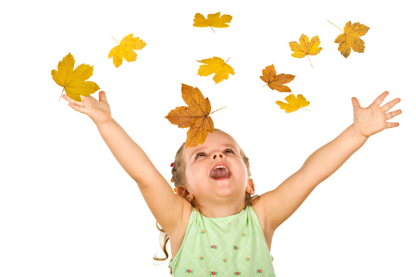Счастливая кричать маленькая девочка с падающими осенними листьями
 - Фото, изображение