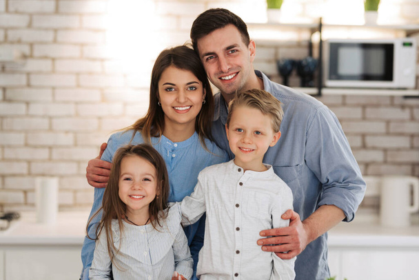 幸せな家族の肖像｜キッチンで家で笑顔 - 写真・画像