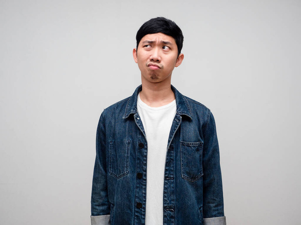 Negativo asiático homem jeans camisa sente tentado e confuso sobre o trabalho isolado - Foto, Imagem