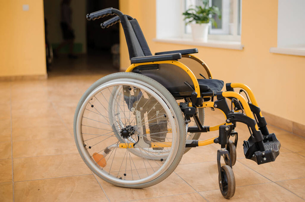 Дитяче інвалідне крісло. Порожній інвалідний візок у лікарні
 - Фото, зображення