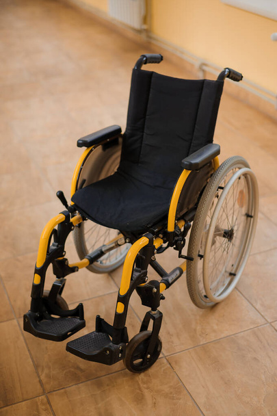 Дитяче інвалідне крісло. Порожній інвалідний візок у лікарні
 - Фото, зображення