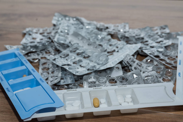 Tabletták, gyógyszerek és étrend-kiegészítők - gyógyszer és függőség - Fotó, kép