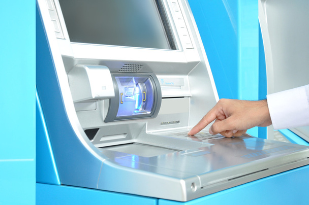 Pankkiautomaatti käsin painamalla näppäimistöä
 - Valokuva, kuva