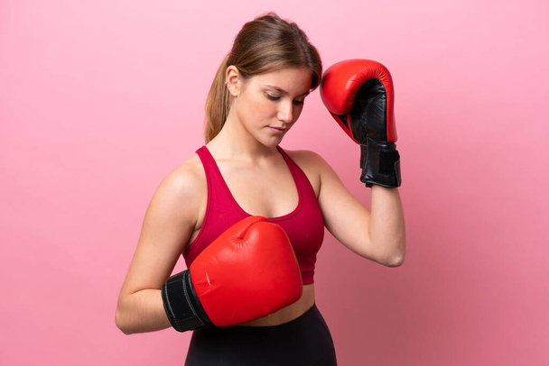 若いです白人女性は、ボクシングの手袋でピンクの背景に隔離 - 写真・画像