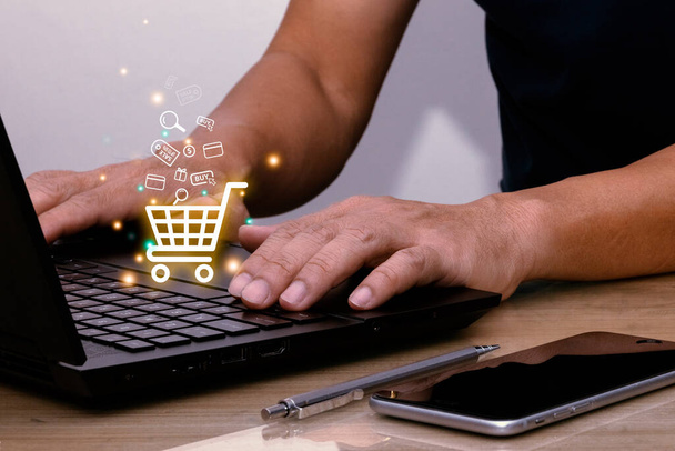 Çevrimiçi alışveriş arabası ikonu ve ekommerce konsepti ile akıllı telefon kullanmak. çevrimiçi ticaret - Fotoğraf, Görsel