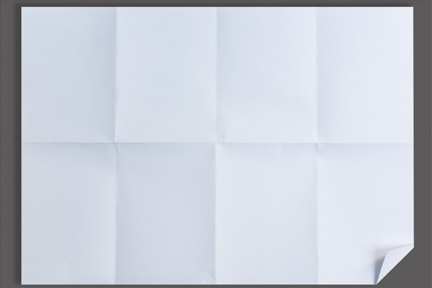 İzole gri arka plan üzerinde beyaz Crumpled kağıt boş - Fotoğraf, Görsel
