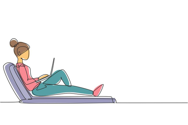 Chica de dibujo de línea continua única con portátil sentado en la silla reclinable. Independiente, aprendizaje a distancia, cursos en línea, estudio de concepto. Una línea dinámica dibujar ilustración vectorial diseño gráfico - Vector, imagen