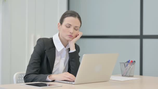 Donna d'affari che dorme mentre è seduta al lavoro - Filmati, video