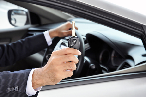 χέρι κρατώντας ένα κλειδί αυτοκινήτου - Φωτογραφία, εικόνα
