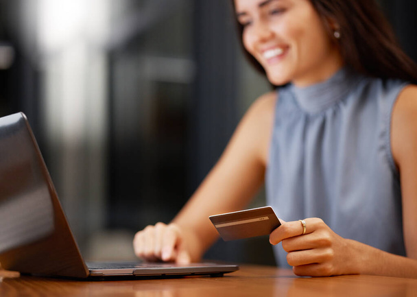 Kredietkaart, zakenvrouw en computer online betaling van een werknemer doen online winkelen. E-commerce, technologie en digitaal bankieren van een jongere die bankgegevens typt op de website van een winkel. - Foto, afbeelding