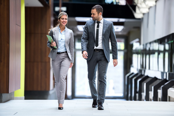 Деловой мужчина и деловая женщина гуляют
 - Фото, изображение