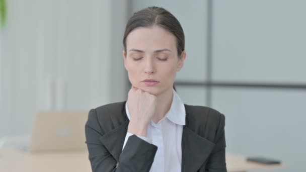 Ritratto di donna d'affari che dorme in ufficio - Filmati, video