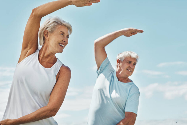 Son sınıf çifti, Zen egzersizinde yoga ve meditasyon. Doğadaki sağlıklı ruhsal refah için. Mutlu yaşlı kadın ve erkek yogi spor salonunda birlikte meditasyon yapıyorlar. Açık havada huzurlu bir egzersiz için.. - Fotoğraf, Görsel