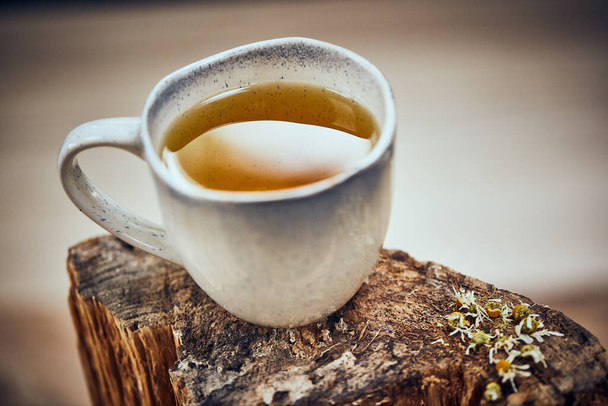 Незаперечна користь зеленого чаю. чашка свіжоспеченого трав'яного чаю
 - Фото, зображення