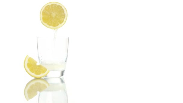 Zumo de limón exprimido vertido en el vaso
 - Metraje, vídeo