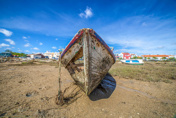 Eski ahşap balıkçı teknesi alçak gelgit kumuna yanaştı. Cabanas de Tavira, Portekiz - Fotoğraf, Görsel