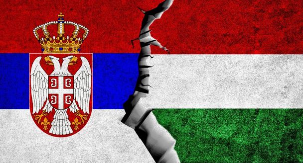 Hungría y Serbia banderas en una pared rota. Hungría Unión y Serbia relaciones. Serbia y Hungría banderas juntas - Foto, Imagen