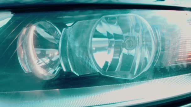 Sluiten van auto koplampen van een auto. Auto details presentatie in slow motion. - Video