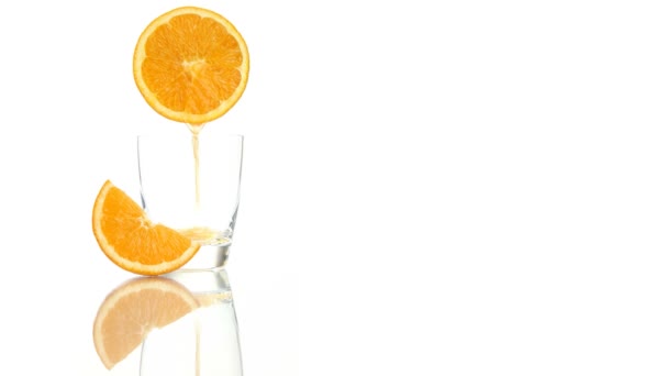 gepresster Orangensaft ins Glas gegossen - Filmmaterial, Video