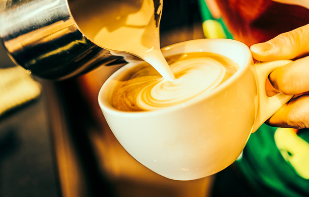 Making latte art coffee cup - Фото, изображение