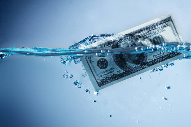 Отмывание денег. Банкноты по доллару США в воде. Копирование пространства. - Фото, изображение
