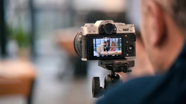 Professzionális fotós forgatás üzleti találkozó egy irodában egy kamera egy állvány - Felvétel, videó