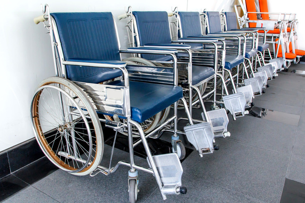 Доступний інвалідний візок Вишитий в лікарні
 - Фото, зображення