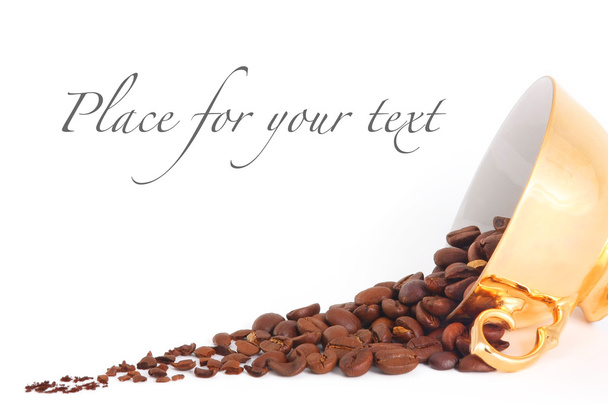 Grãos de café no fundo branco, lugar para o seu texto
 - Foto, Imagem