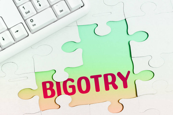 概念的なキャプション｜Bigotry 、ビジネスアプローチは、自分の意見や偏見に対する不寛容または不寛容の献身 - 写真・画像