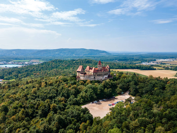 城の建築的美しさと歴史を紹介し、レオベンドルフオーストリアのクロイツェンシュタイン城の美しいドローンビュー - 写真・画像