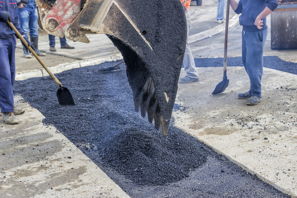 Werknemers patchen asfalt tijdens weg werken 2 herstellen - Foto, afbeelding