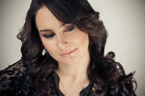 Portret van mooie vrouw met make-up en 's avonds kapsel - Foto, afbeelding