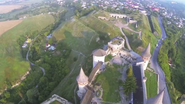 kleine Stadt mit alter Festung. Luftaufnahme - Filmmaterial, Video