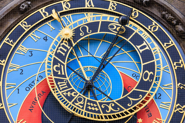 Praag astronomische klok close-up. De belangrijkste attractie van de hoofdstad van de Tsjechische Republiek. Achtergrond of achtergrond - Foto, afbeelding