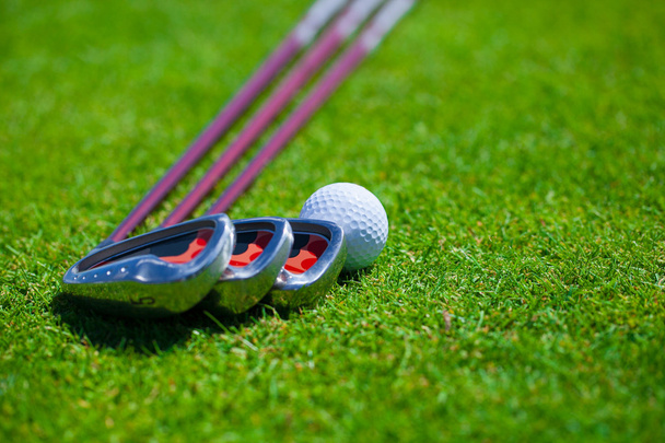 Golf topu ve ütüler - Fotoğraf, Görsel