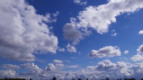 Временной промежуток кучевых облаков на голубом небе - Кадры, видео