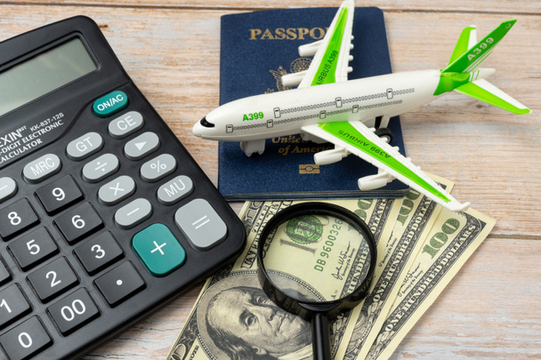 Passport usa, plane and magnifying glass. Top wiew. Copy space. Concept of leisure and business travel. concept cheap travel search engine. - Foto, Bild