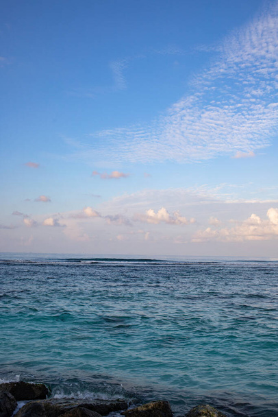 background of turquoise sea and blue sky - Foto, afbeelding