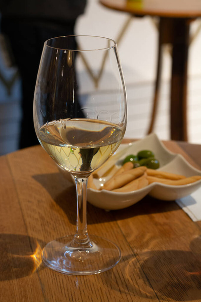 Erilaisten puna- ja valkoviinien maistelu, viinikellareiden vierailu, Riojan viininvalmistusalue, Espanja - Valokuva, kuva