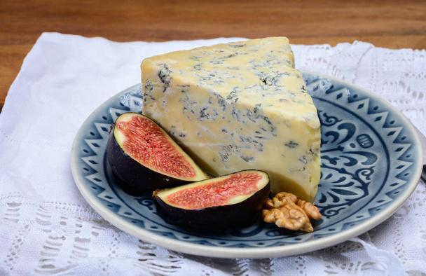 Colección de quesos, inglés viejo stilton blue cheese close up servida con higos frescos - Foto, imagen