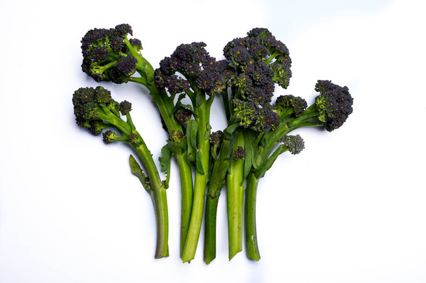 Gambi verde scuro di verdure fresche di bimi asparagi broccoli crudi - Foto, immagini